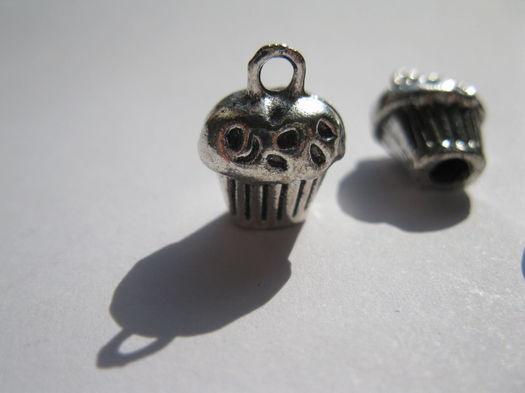 Perlen (unechte): 6 Anhänger metall, Muffin 3D – Neu und originalverpackt aus St. Margarethen TG von LuanaKa