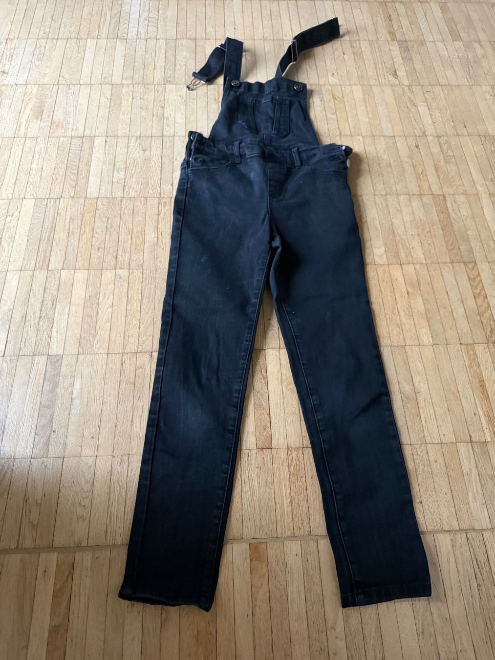 Pantaloni: Jeans-Latzhose schwarz Gr. 140 – Usato da Dällikon venduto da dahi1