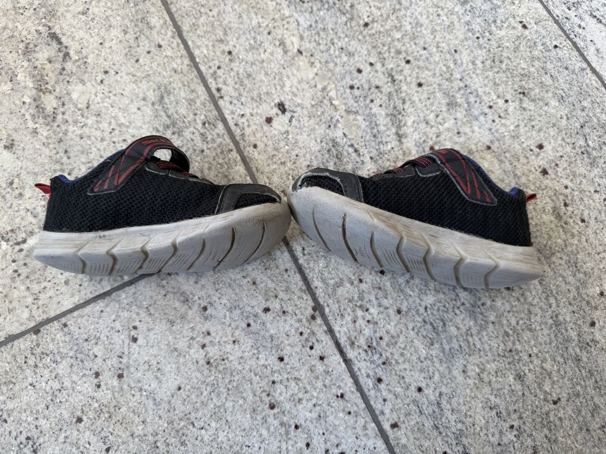 Skechers Scarpe per ragazzi: Kinderturnschuhe 25 – Usato da Niederglatt ZH venduto da sim_gj7s 1
