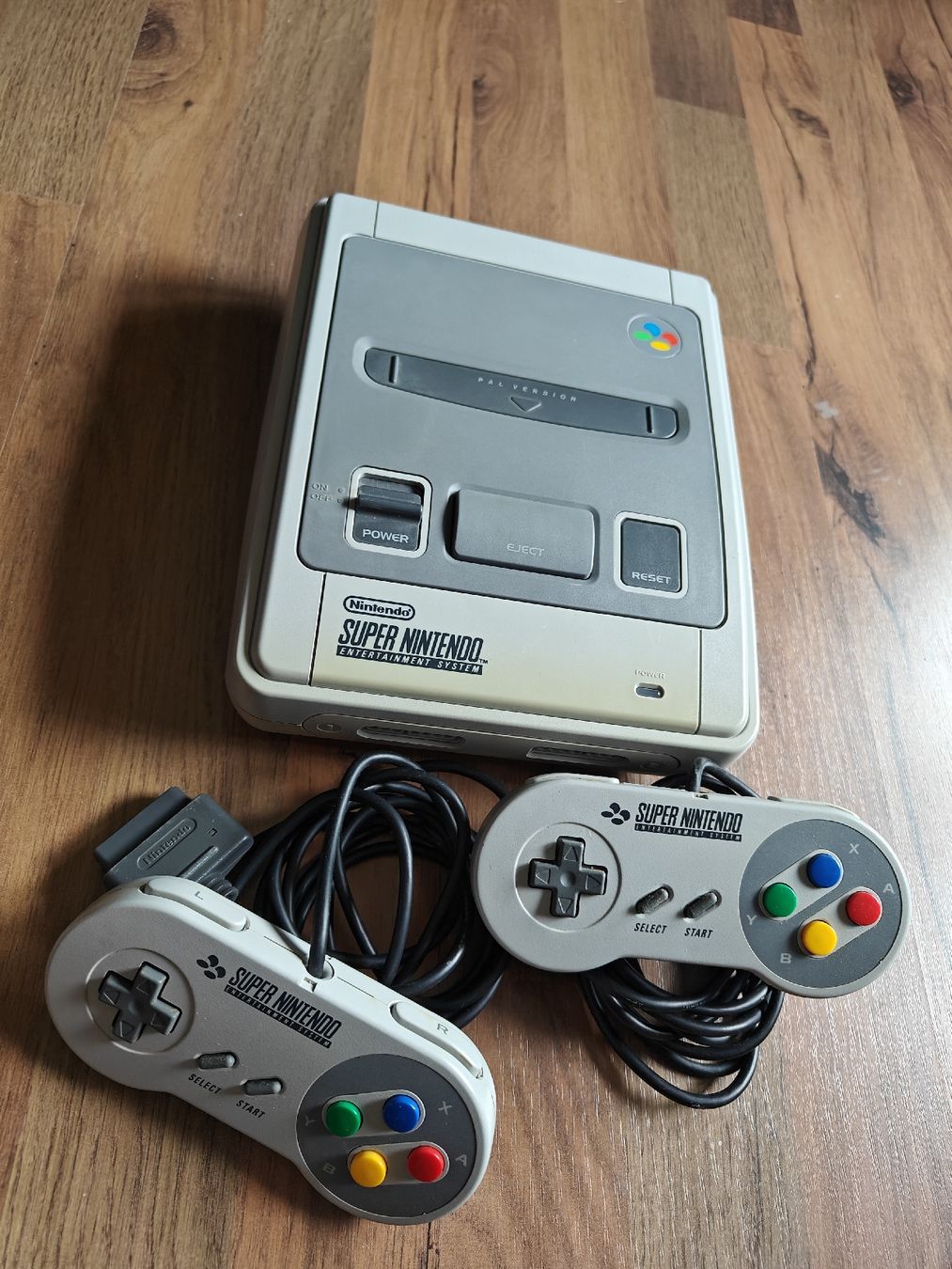 Nintendo Console: Super Nintendo SNES Konsole mit 2 Controllern – Usato da Unterengstringen venduto da JsPh