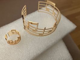 Elegantes Set Armreifen und Ring goldfarben mit Musiknoten