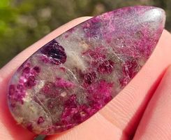 Cabochon L-9698 – Rubin in Kyanit 43.60 Karat 43x19x5,5mm