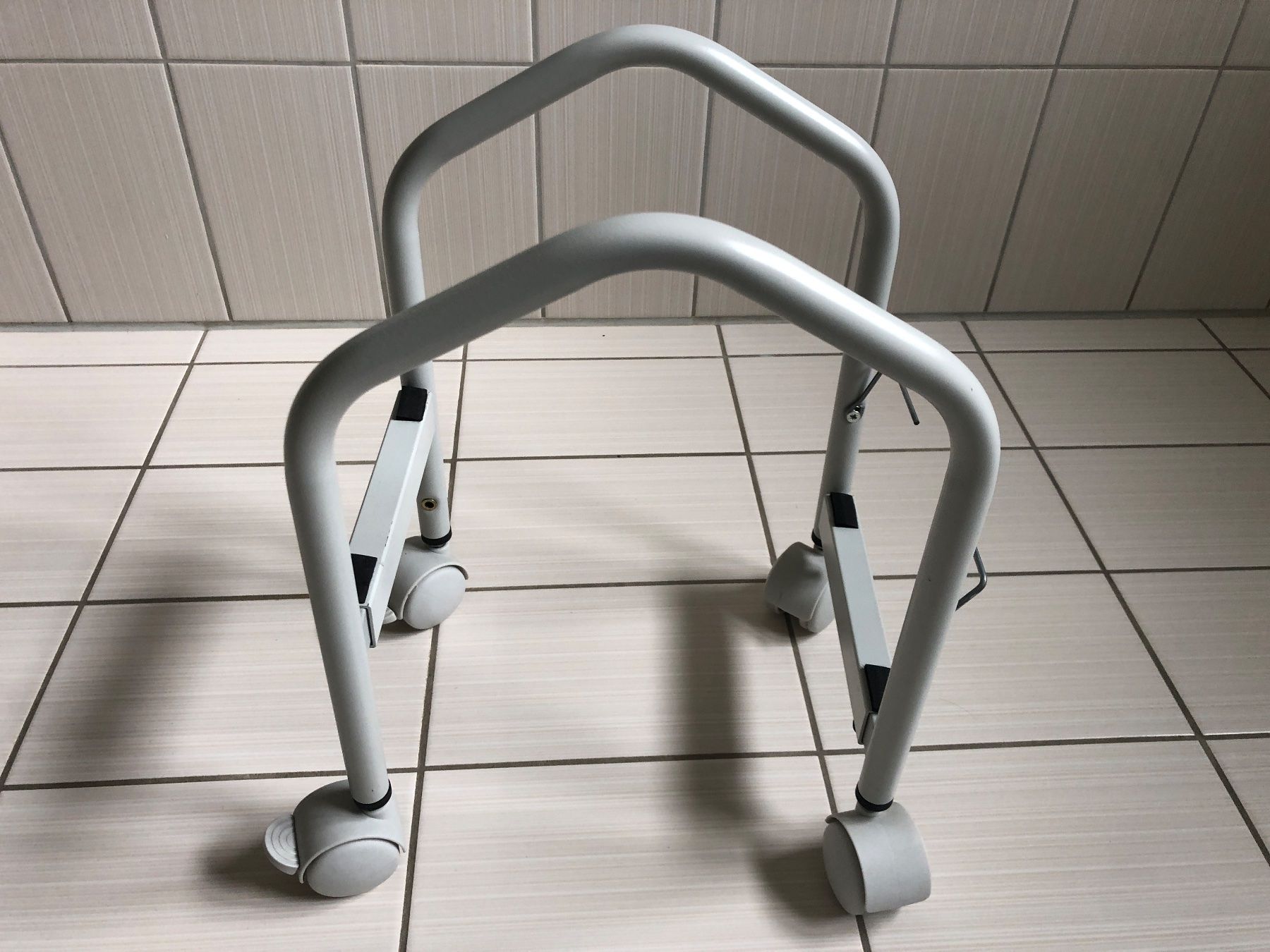 Supporti a parete: Durable CPU Ständer – Usato da Arth venduto da Vrecam51