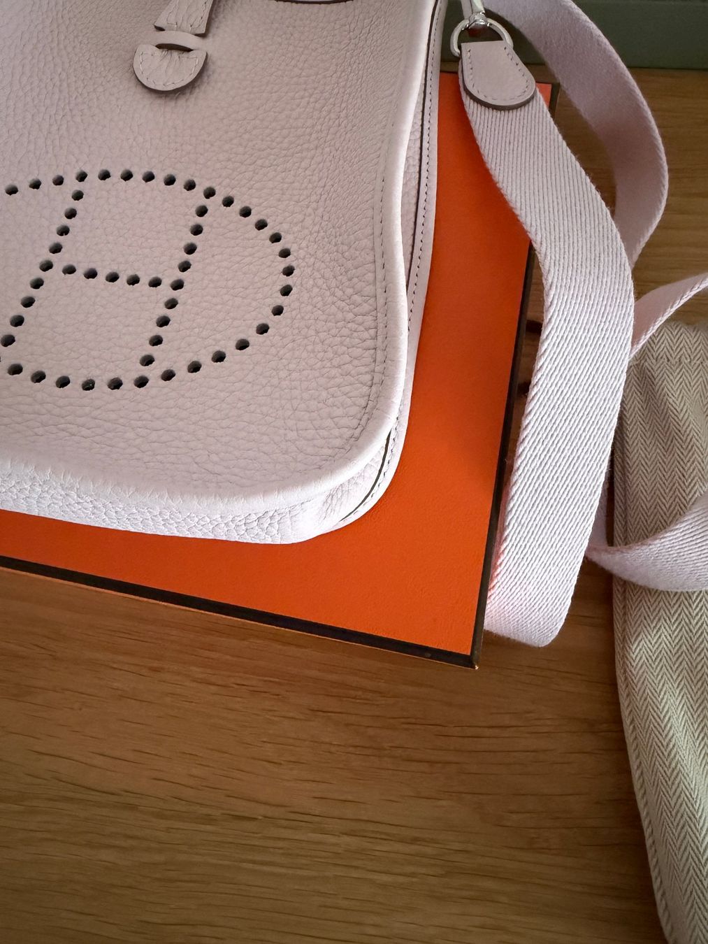 Hermès Sonstige Kleidung & Accessoires: HERMÈS Evelyne 16 mauve pale – Gebraucht aus Villars-sur-Glane von frapple92 1