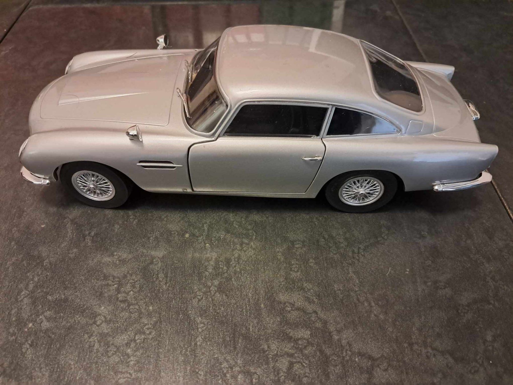 Aston Martin Modellini d'auto: 1:18ème Aston Martin DB5 – Usato da PRILLY venduto da 55b_nh8l