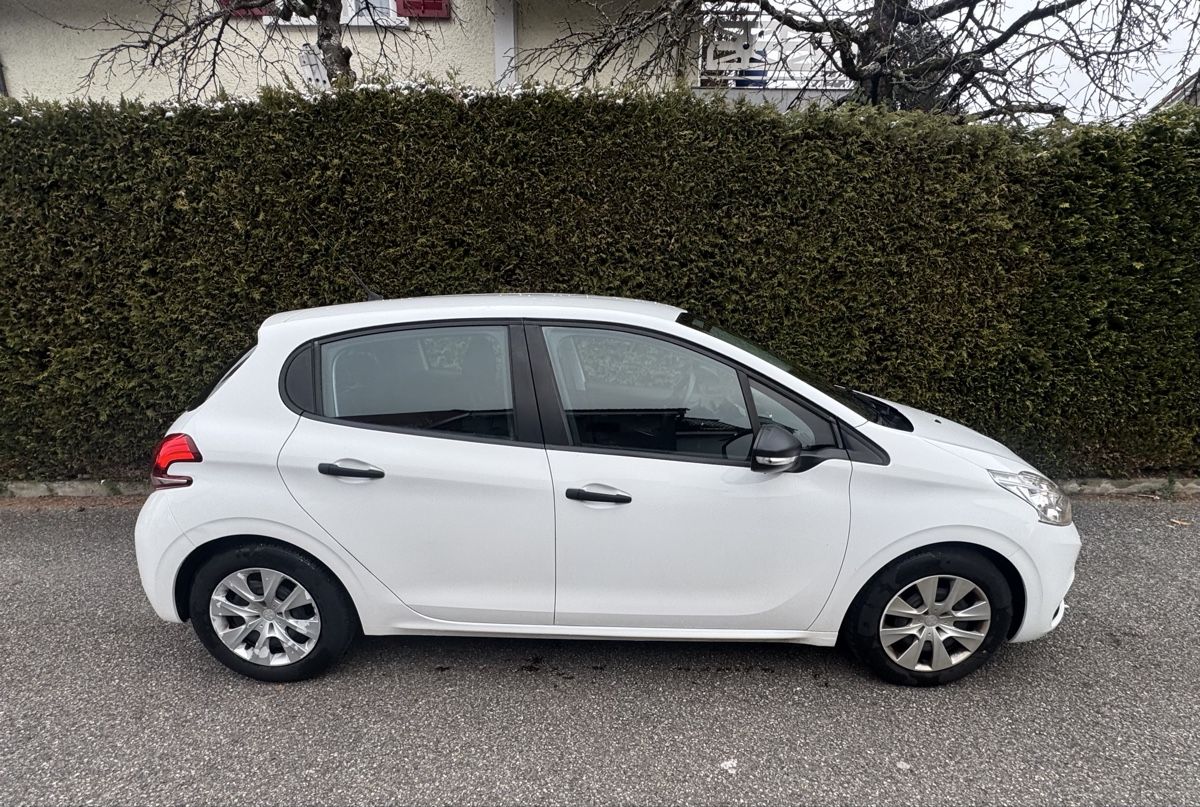 Peugeot Automobili: Peugeot 208 1.2 VTi  ab MFK – Usato da Oftringen venduto da A1Rental 5