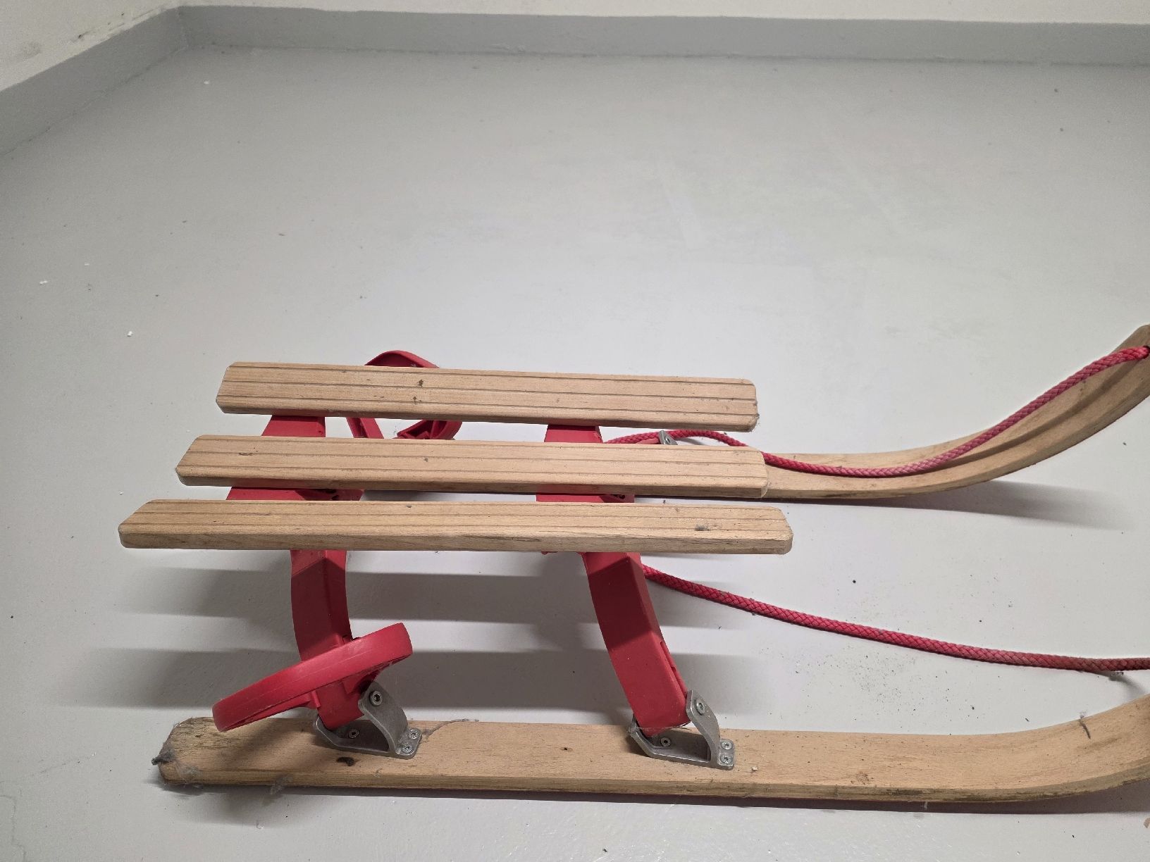 Slitta: Classic Wooden Sled with Red Frame and Pulling Rope – Nuovo (secondo la descrizione) da Dietikon venduto da par_8zbj 1