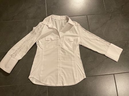 Bluse mit Spitzen den Ärmeln entlang