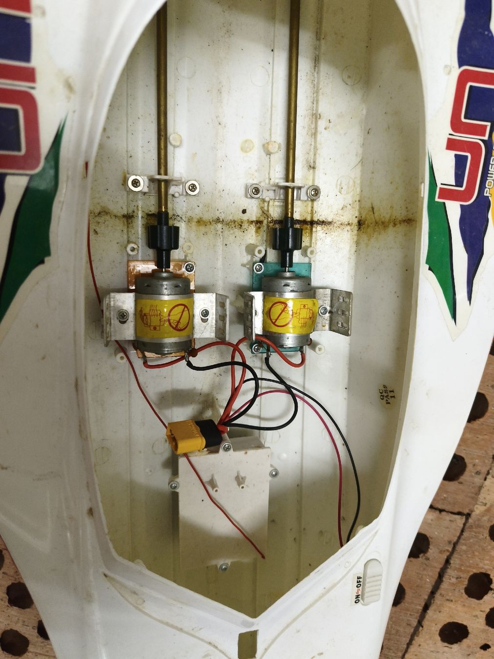 Modellismo RC: Speedboot mit 2 Motoren  – Difettoso da Gontenschwil venduto da Jeepli1970 1