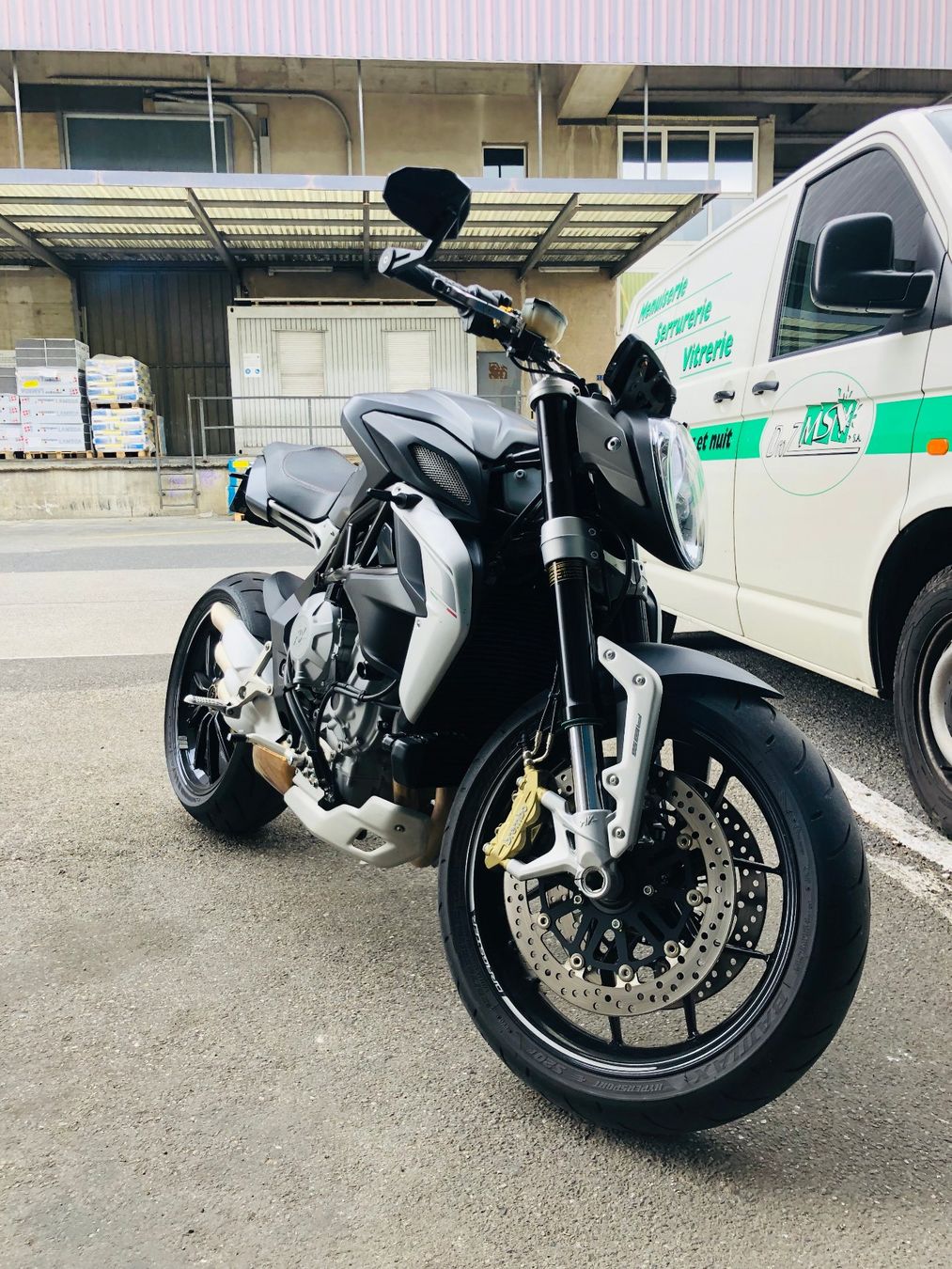 MV Agusta Strasse: MV Agusta Brutale Dragster 800cc 2015 endommagée – Defekt aus Grens von Skip710 2