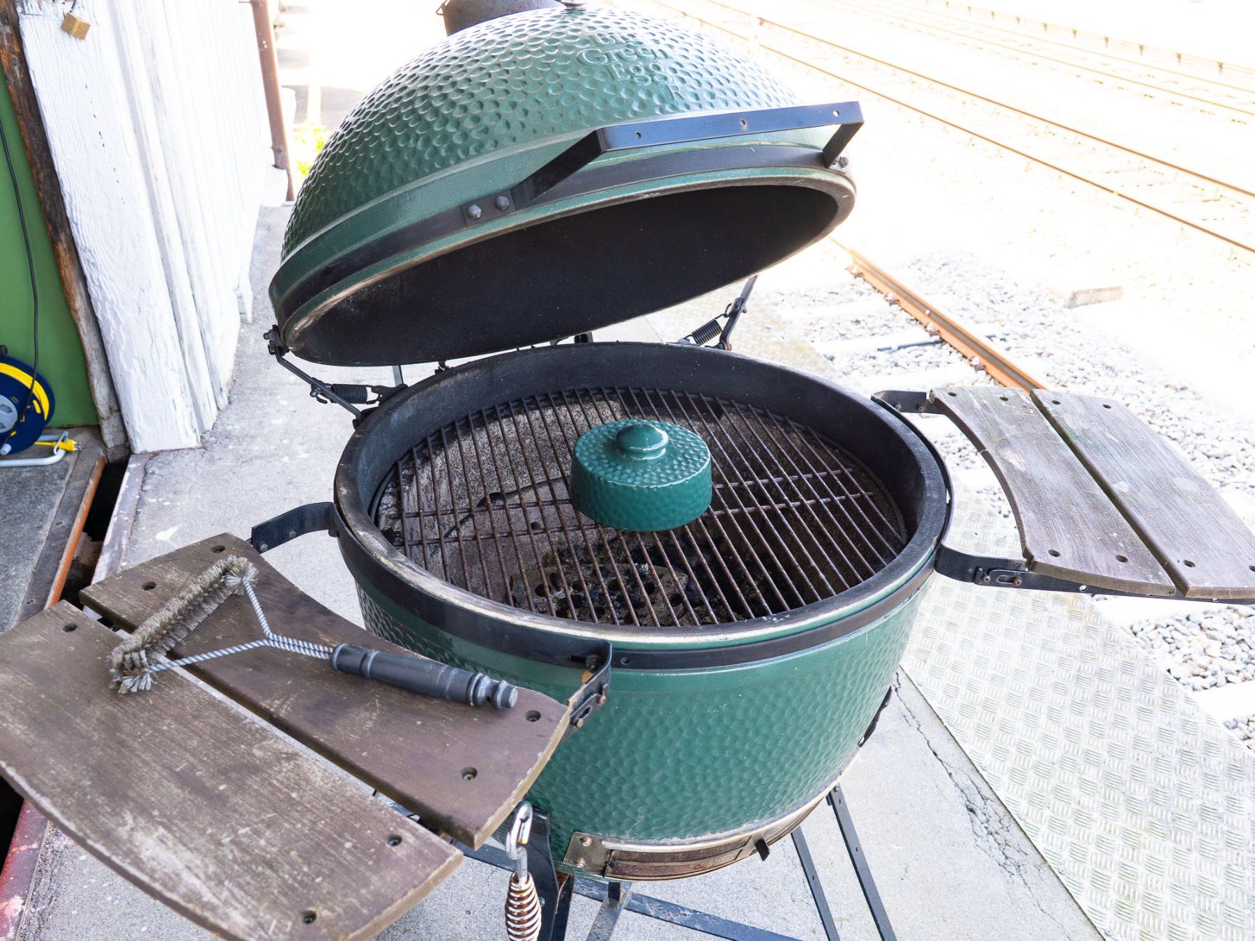 Big Green Egg Griglie: Big Green Egg Grill - Keramik, Rollgestell - Ref. 05/52 – Usato da Au ZH venduto da BrockiAu 1