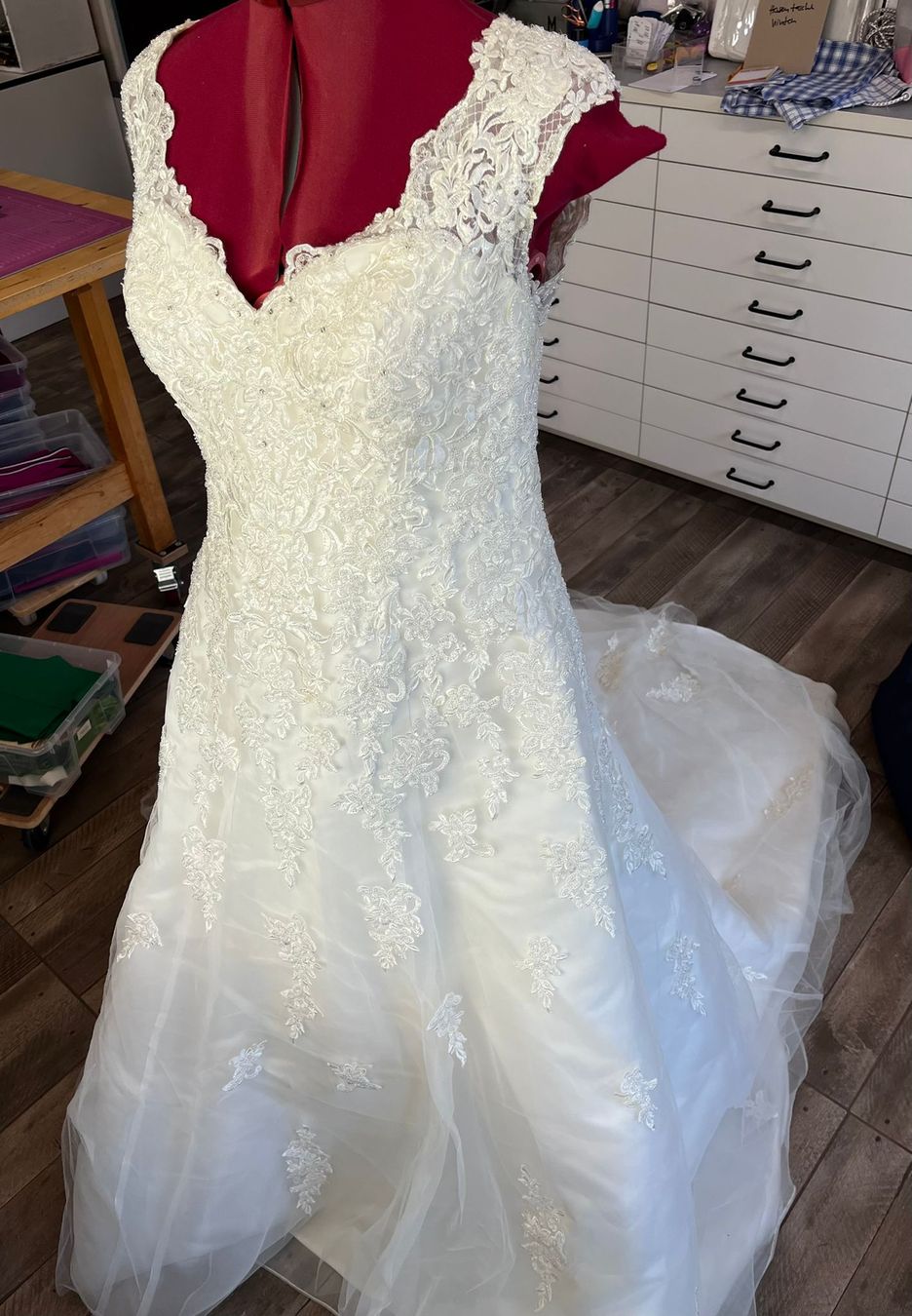 Vestiti: Wunderschönes Brautkleid mit Spitze, Gr. M – Usato da Olten venduto da hinterhof.olten 4