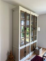 Double vitrine en chêne 4 portes à crémone patinée blanc