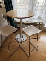 Stehtisch von Steelcase + Barhocker von lapalma.it