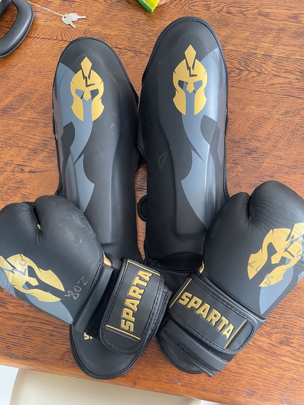 Schutz & Schoner: Kickbox Schienbeinschoner / Handschuhe – Gebraucht aus Widen von Yv12Lu15