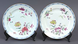 Paar chinesische Porzellan Teller "Famille rose", 18. Jh.