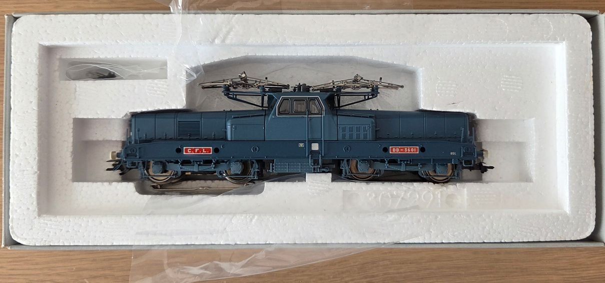Märklin Modellini di ferrovie: Märklin 37331 E-Lok Spur H0 digital mit Originalkarton – Usato da Schenkon venduto da Blech 1