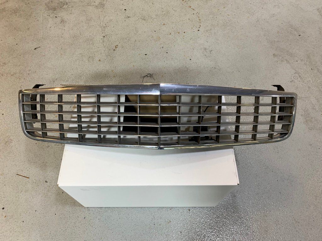 Cadillac Toutes les pièces auto: Kühlergrill Cadillac Deville 94-96 – D'occasion à Stetten AG par klappag