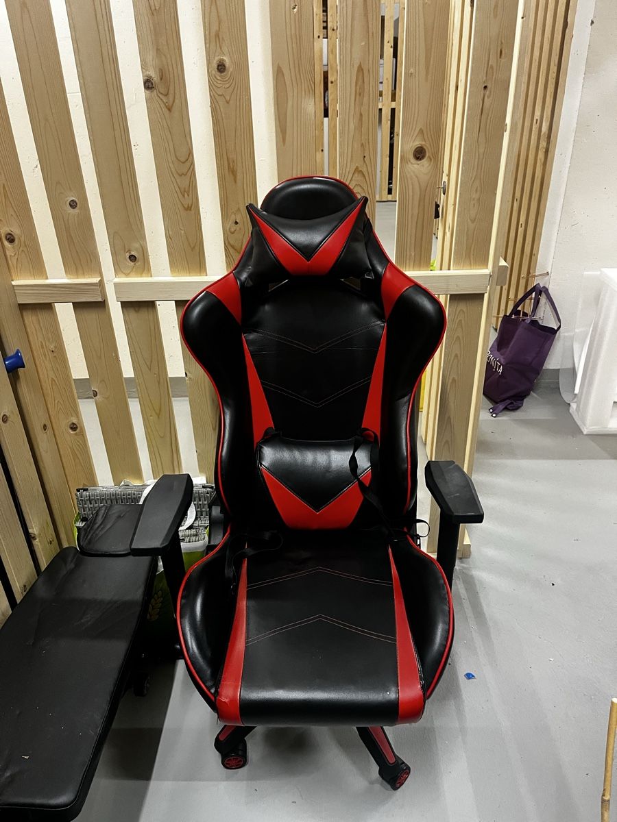 Stühle: Gaming Stuhl schwarz-rot – Gebraucht aus Wald ZH von vivian__