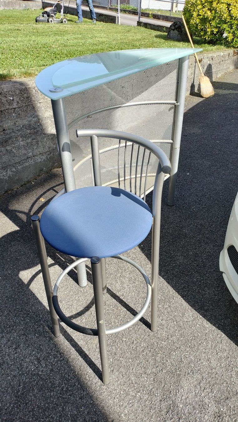 Equipement de magasin & Foires: Bartheke mit 2 Stühle – D'occasion à Hergiswil NW par Parecadu