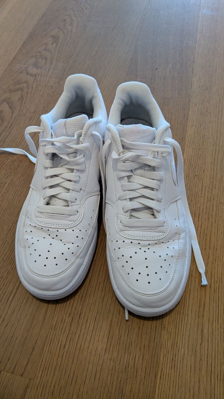 Nike Chaussures hommes: Nike Sneaker weiss 42 – D'occasion à Oberriet SG par Ferdinand83