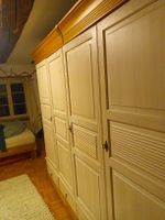 Grosser Holzschrank