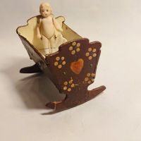 Antike Puppenwiege mit Porzellanpuppe, Puppenhaus FranzCarlW