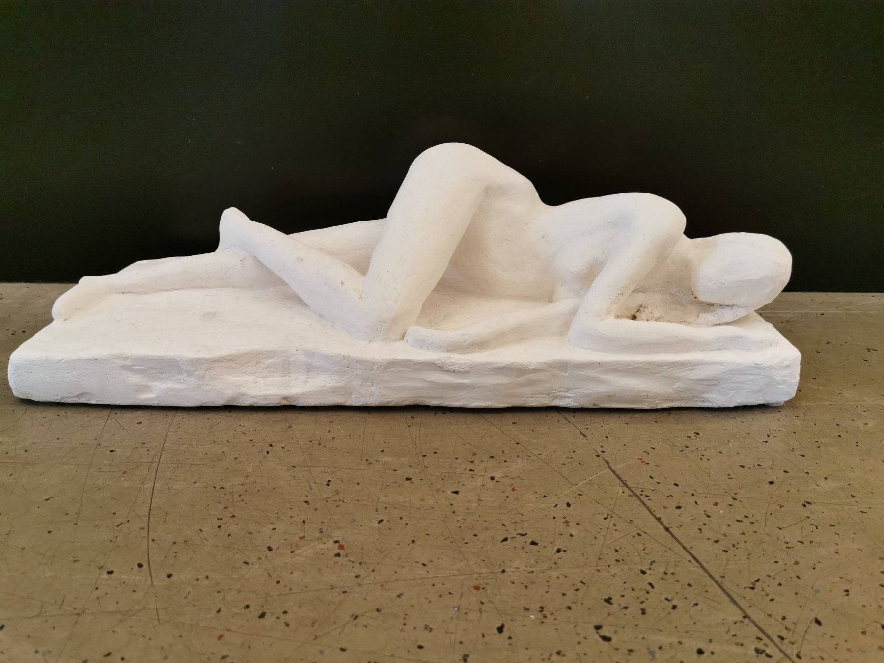 Sculture & Statue: Liegende Frau Gips – Usato da Zürich venduto da ZuercherBrockenhaus