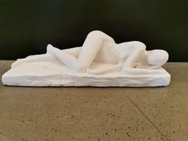 Liegende Frau Gips