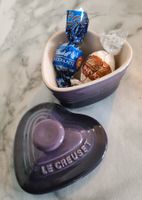 Le Creuset Herz lila mini cocotte
