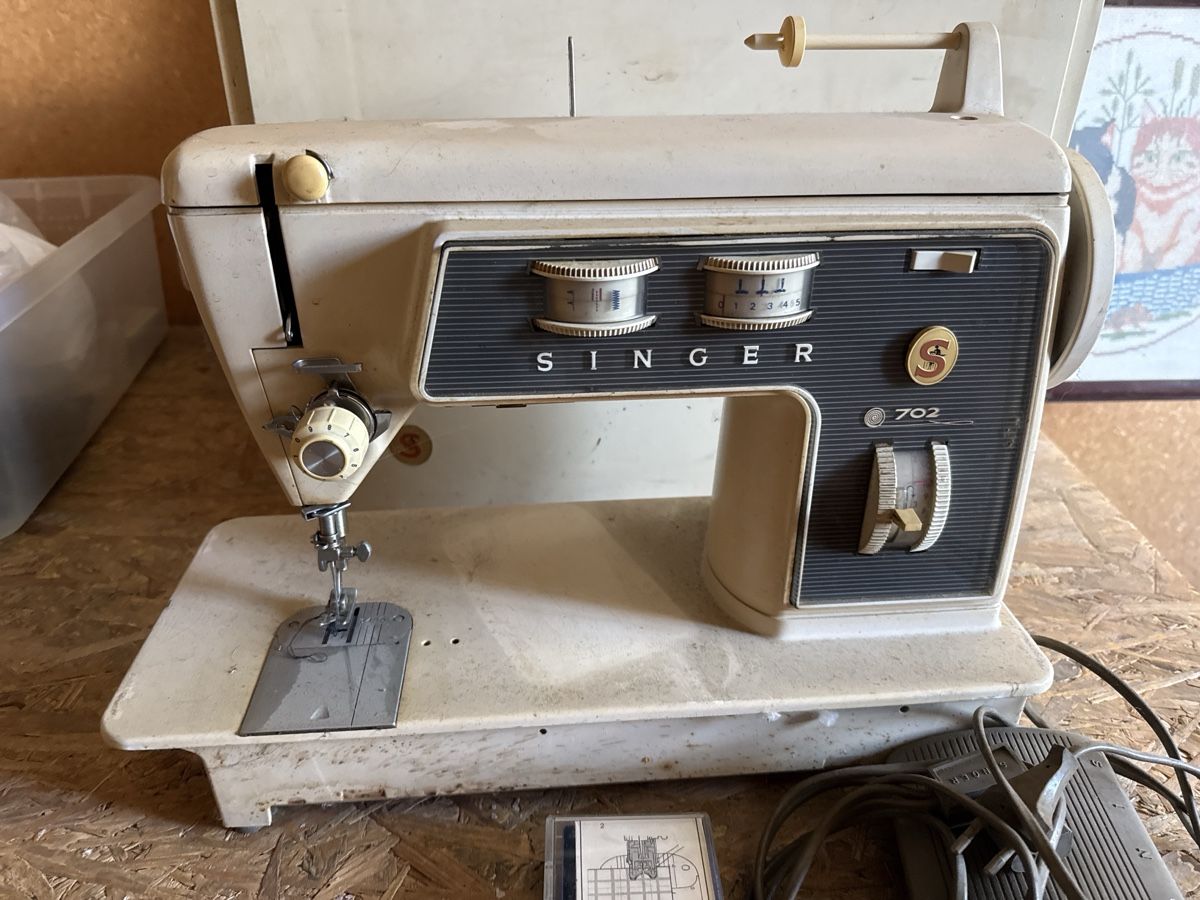 Singer Macchine da cucire: Sewing machine Singer 702 used condition with case – Usato da Neirivue venduto da naz_z28w 2