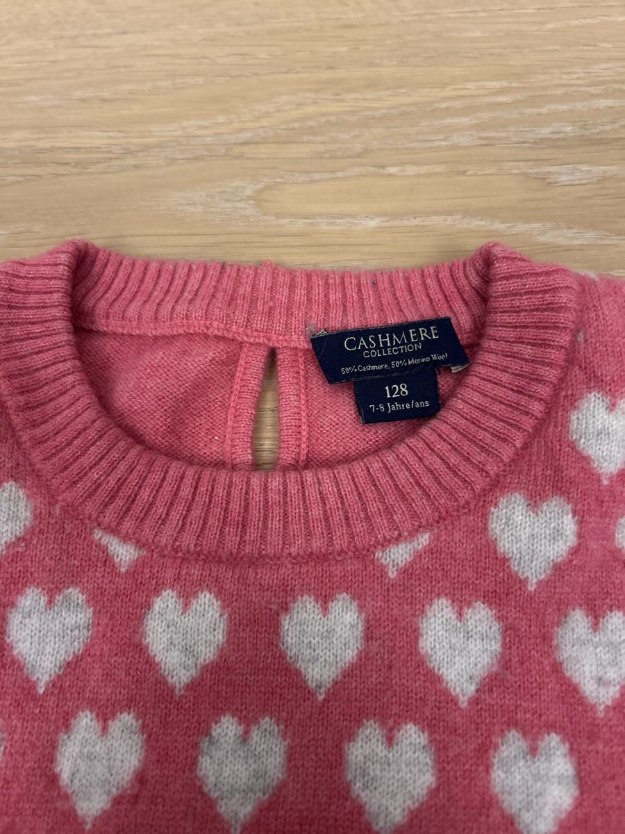 Pullover & Sweatshirts: Süsser Mädchen Pullover, Grösse 128, Rosa mit Herzen – Gebraucht aus Olten von kleinundfeinfashion 1