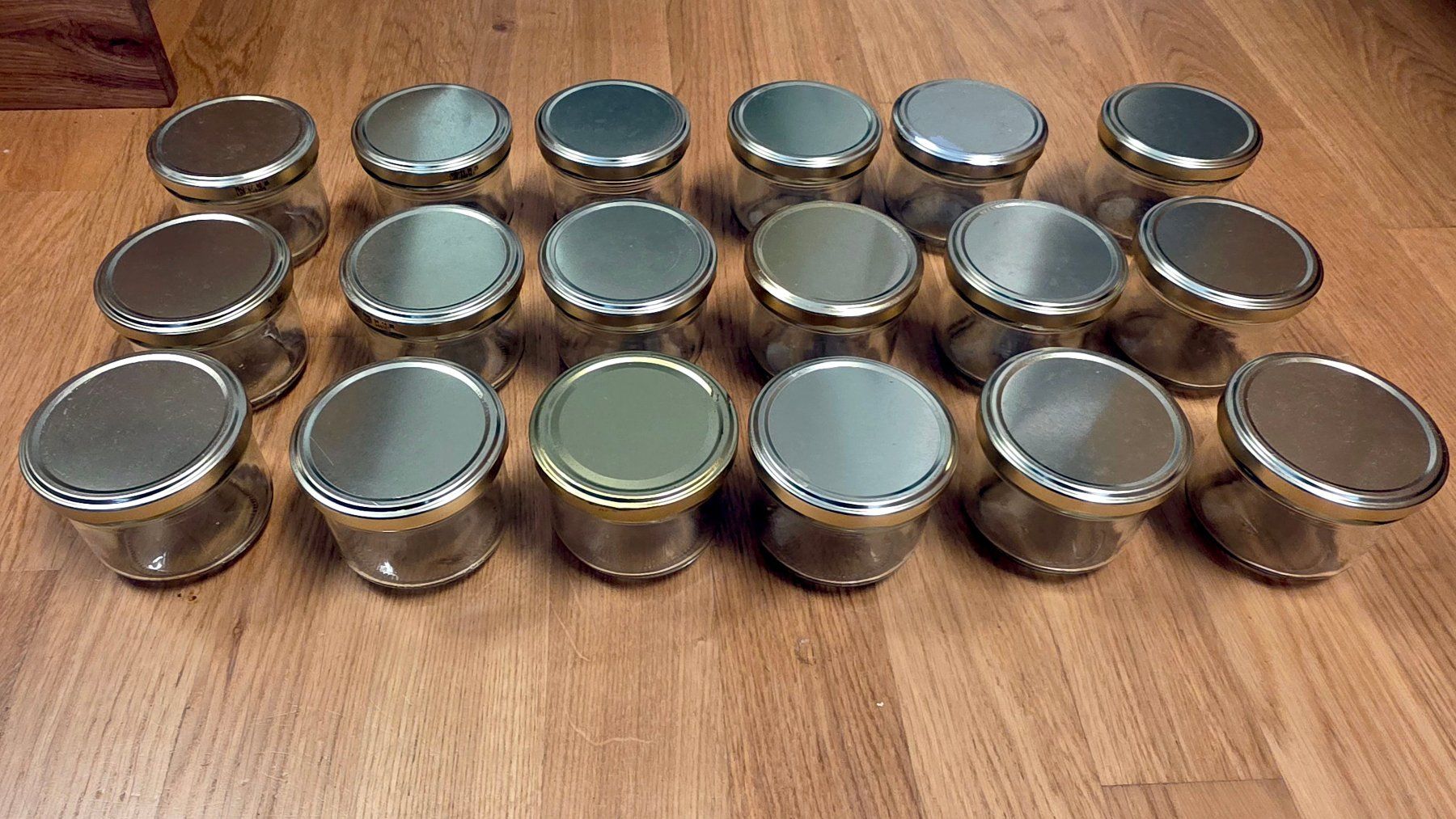 Contenitori & Simili: 18 Einmachgläser à 200 ml mit Deckel – Usato da Morges venduto da tba_bvy6