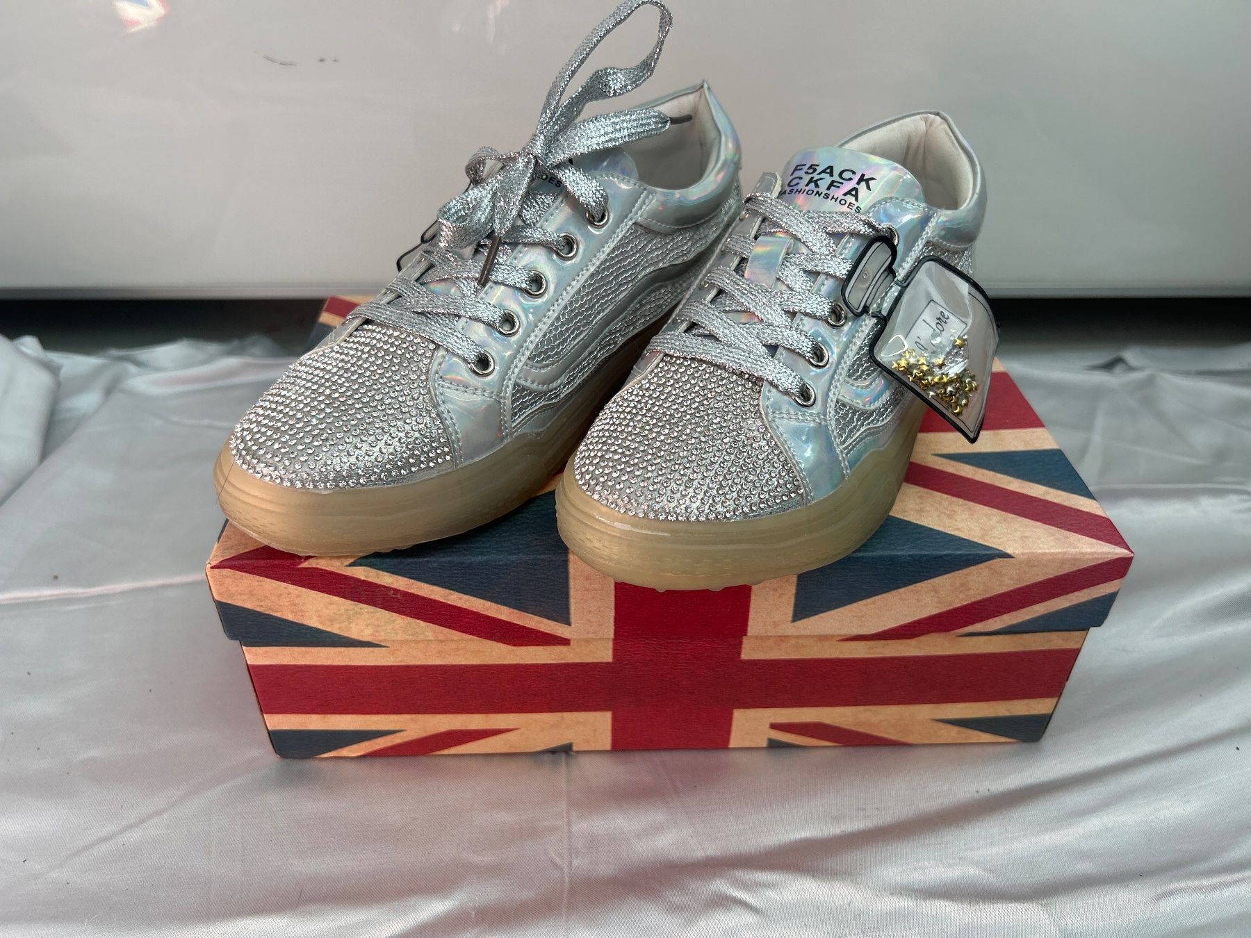 Scarpe da donna: Sneakers silber Gr 37 Neu Gratis Versand – Nuovo e nell'imballaggio originale da Regensdorf venduto da Spyke55