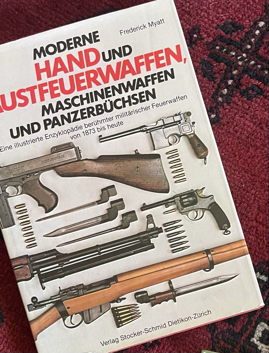 Bücher: Buch Moderne Hand und Faustfeuerwaffen – Gebraucht aus Känerkinden von Naebedra