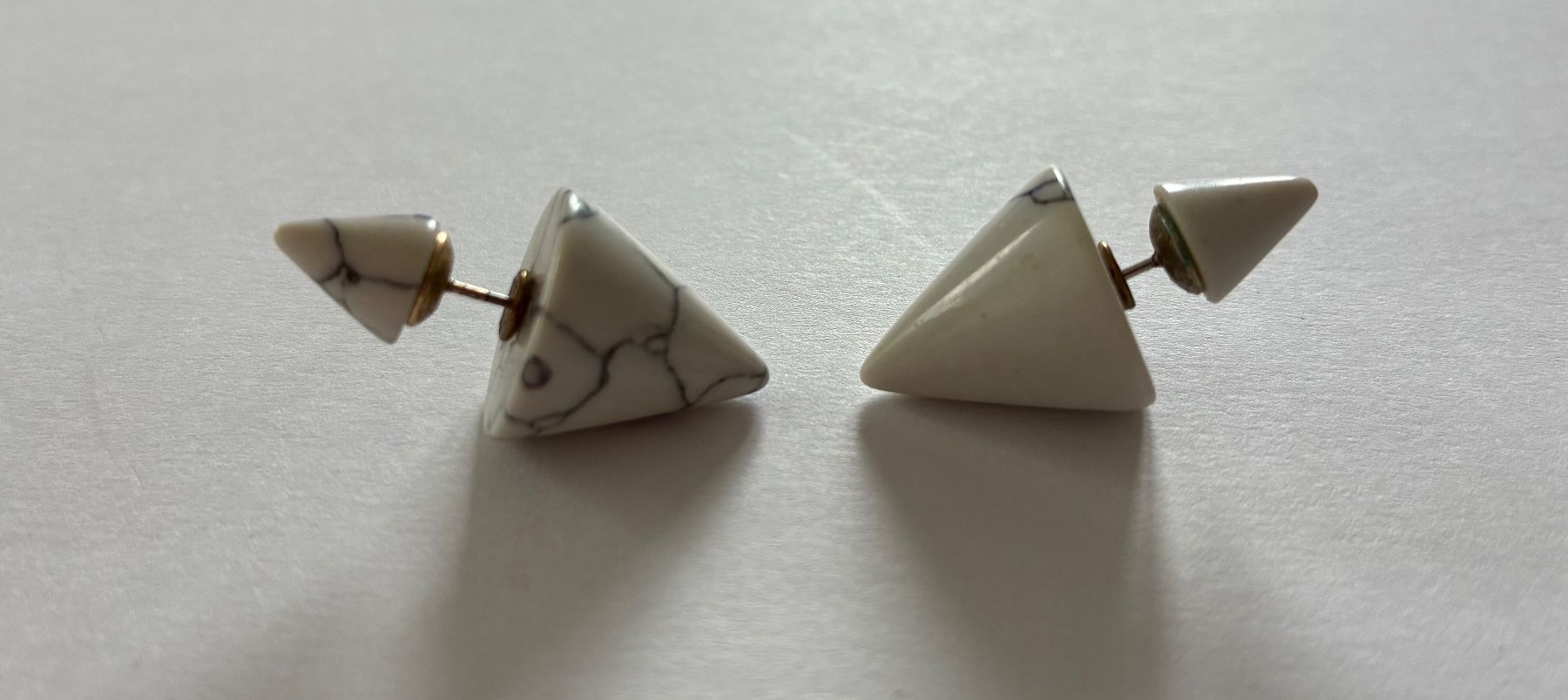 Orecchini pendenti & Orecchini a lobo: Double Stud Earrings Marble Look White Used Condition – Usato da Basel venduto da cat_sq5m