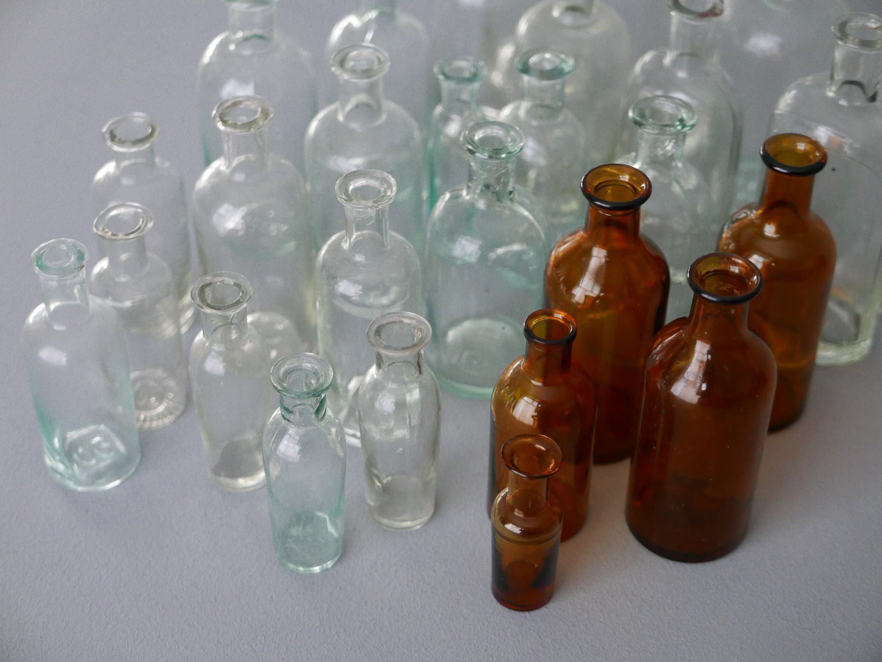 Laborzubehör: SAMMLUNG ANTIKE APOTHEKER GLAS-FLÄSCHCHEN – Gebraucht aus Balgach von Zwischenraum 2