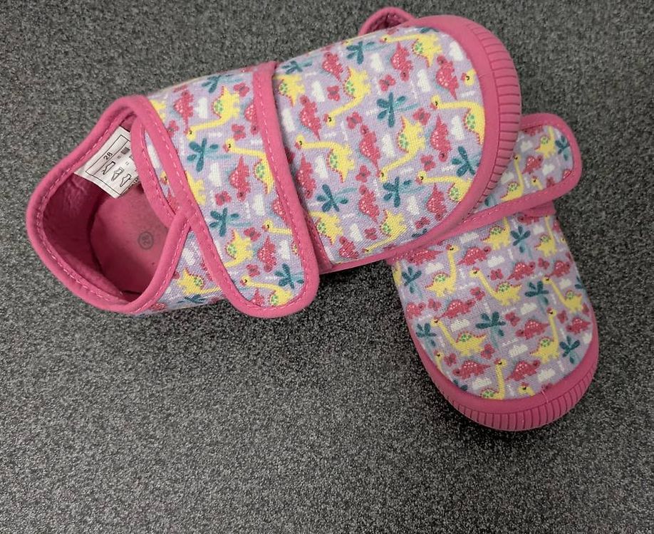 Scarpe per ragazze: Hausschuhe / Finken pink mit Dinosaurier Gr. 28 – Usato da Blumenstein venduto da Eispinguin