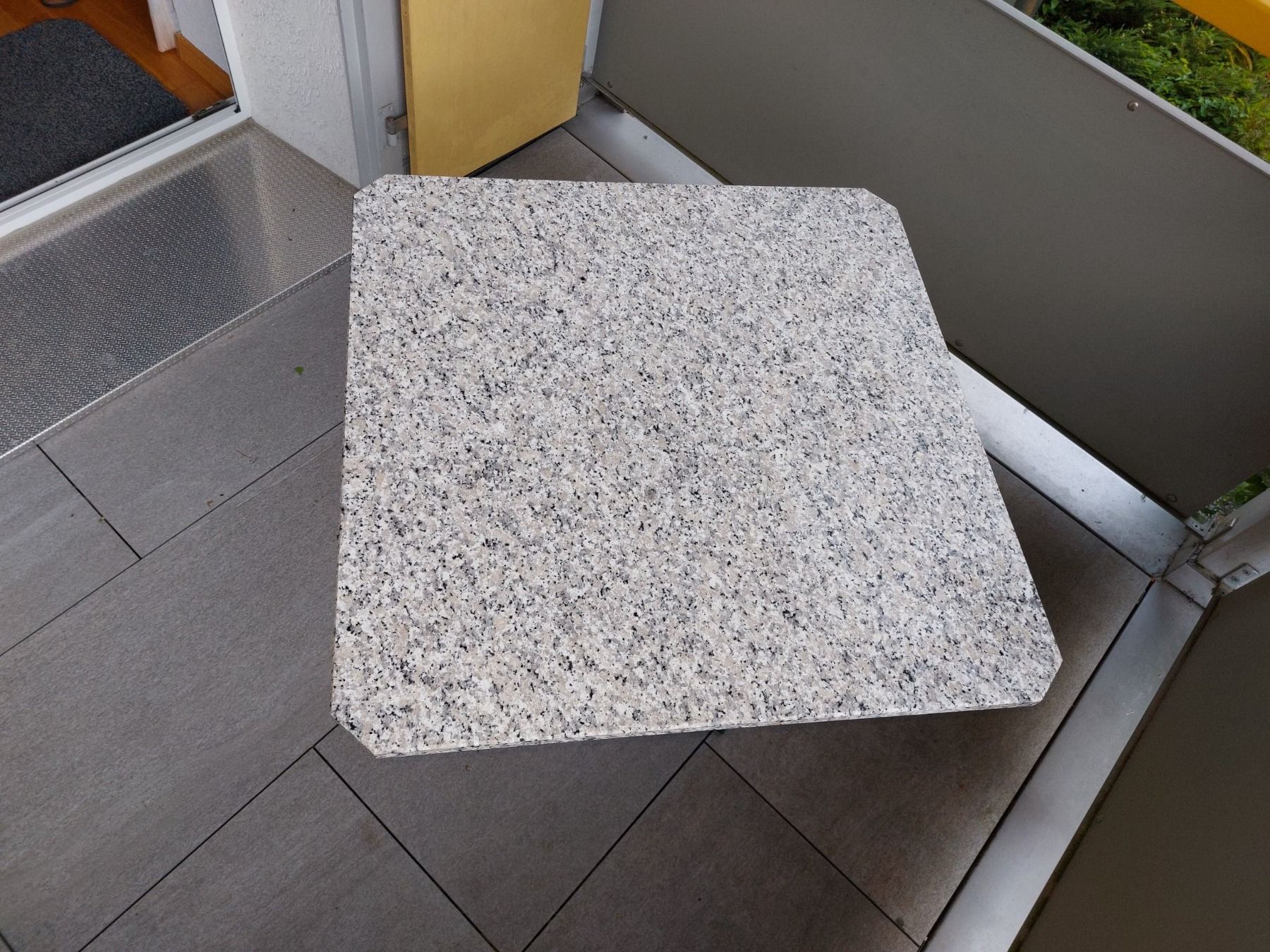 Tables: Granit Gartentisch, Balkontisch – D'occasion à Hefenhofen par ucetsch
