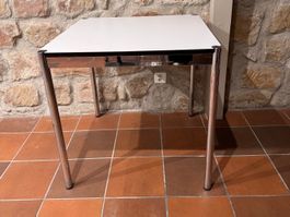 USM Tisch quadratisch mit Kabelhalterung