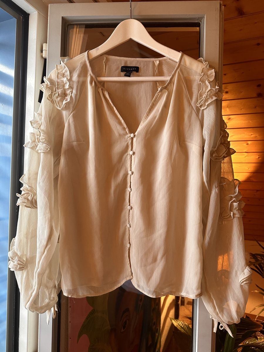 Topshop Camicette: Bluse Beige mit Rüschen auf Ärmeln – Usato da Zürich venduto da BettinaMarie2308