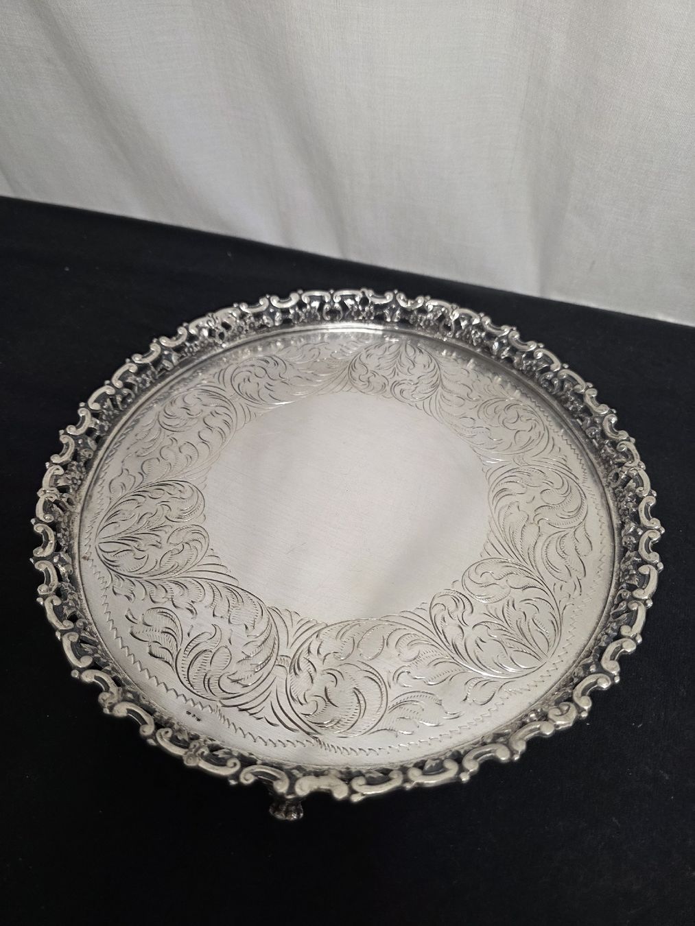 Piatti di portata: Antikes Silber-Tablett mit feiner Gravur, Blumen – Usato da Wolfertswil venduto da Antiko 2