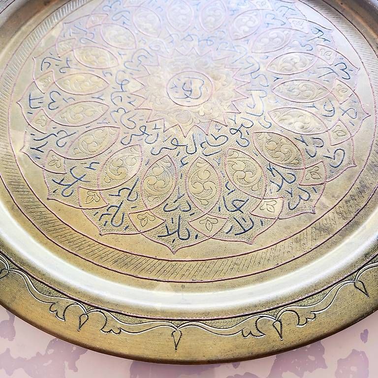 Servierplatten: KUNSTVOLL HANDGRAVIERTER MESSINGTABLETT/SERVIERPLATTE 32 CM – Gebraucht aus Zürich von j.j.