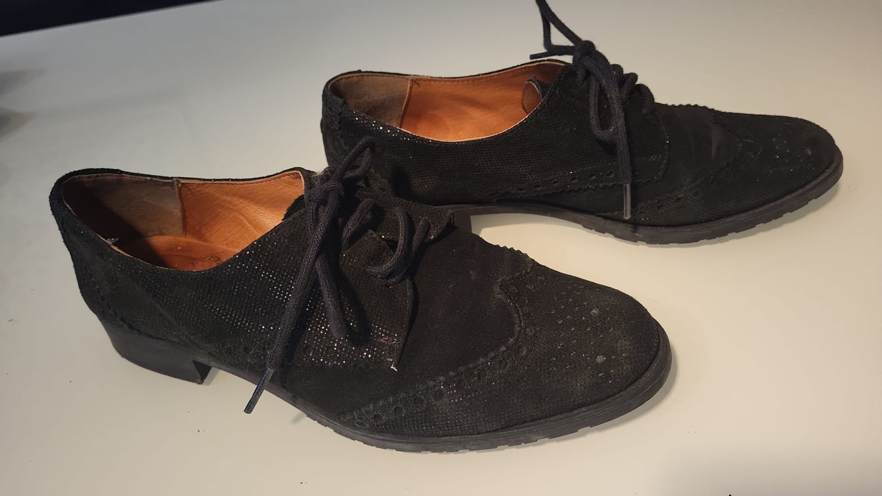 Scarpe da donna: Chaussures Richelieu en daim noir, taille 39 – Usato da Vevey venduto da Manatee29