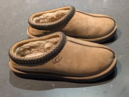 Hausschuhe / Slippers UGG Tasman braun gefüttert Grösse 40