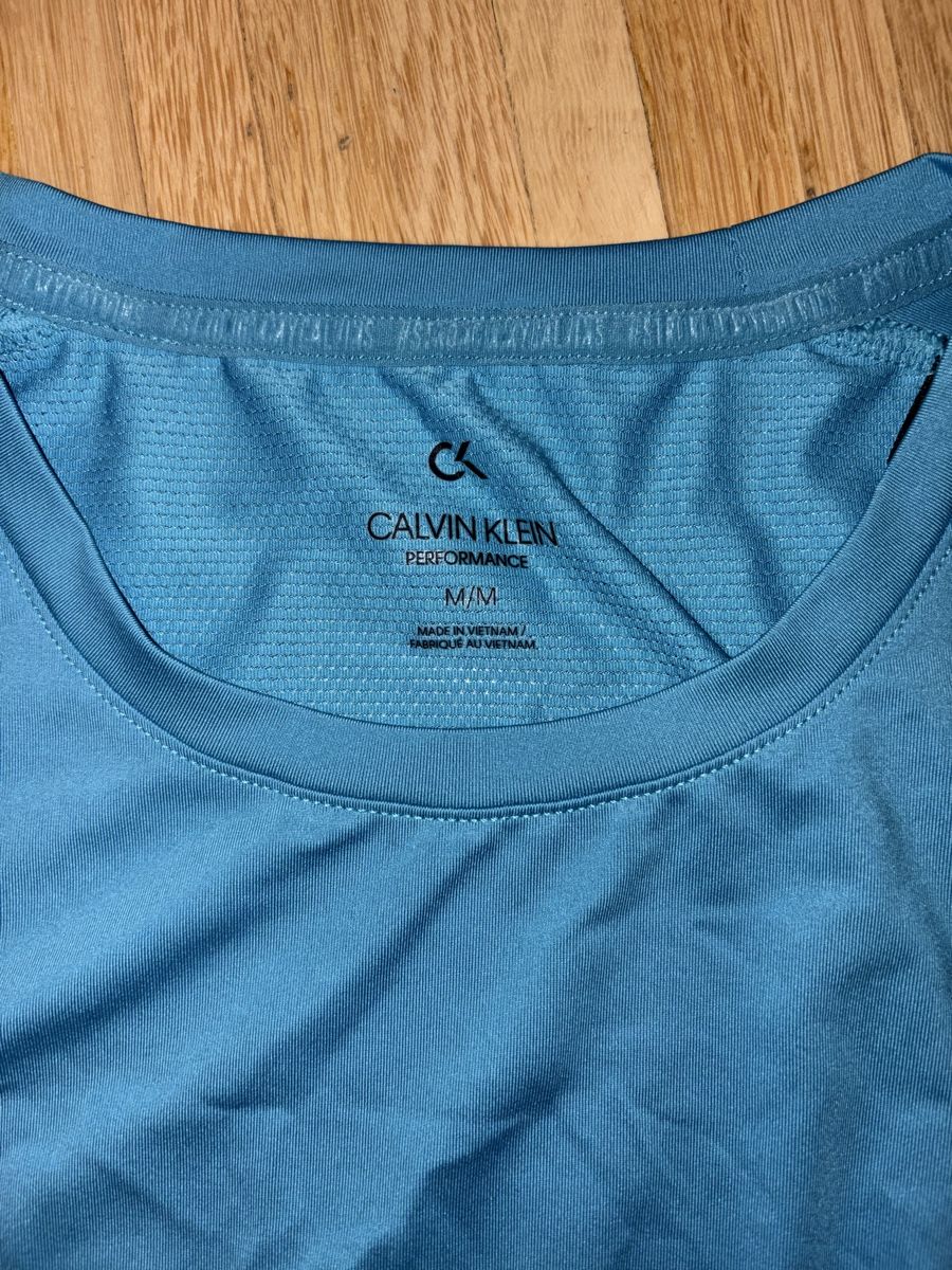 Calvin Klein T-shirt: Calvin Klein Performance Tee, M, turquoise w. Zipper pocket – Usato da Nyon venduto da Iamher 1