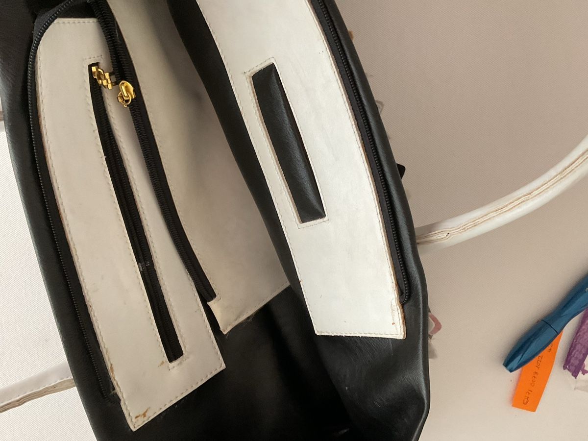 Taschen für Damen: Tasche schwarz-weiss Leder Blumen mit Pochette. – Gebraucht aus Roggwil TG von Straven 2