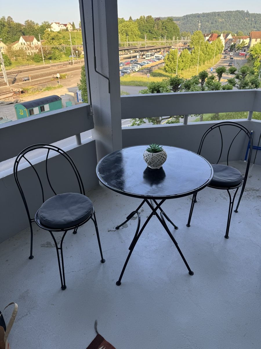 Ikea Set di tavolo e panche: Balkontisch + 2 Stühle + 2 Sitzkissen – Usato da Turgi venduto da jav_5hd5