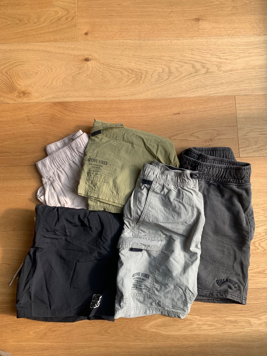 Lotti & Set di vestiti: Coole kurze Hosen, Pullover und Unterhosen – Usato da St. Gallen venduto da tst_7f6d 2