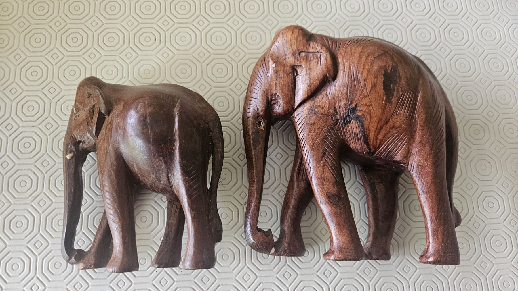 Statuette: 2 statue in legno elefanti – Usato da Melano venduto da H-Sara